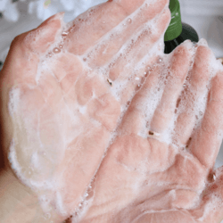 Attivazione shampoo sulle mani